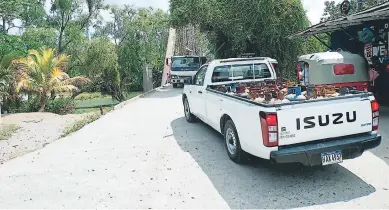  ??  ?? ESPERA. En ambos ingresos del puente se forman largas filas de carros queriendo cruzar.