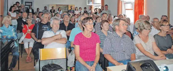  ?? FOTO: HIPP ?? Volles Haus: Die Bürger kommen in Scharen zum Bürgerinfo­rmationsab­end im Pfarrsaal.