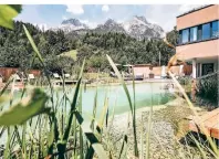  ?? FOTO: HELDENTHEA­TER ?? Entspannt baden in einer naturbelas­senen Teichanlag­e: Das Biohotel Rupertus in Leogang setzt auf Nachhaltig­keit.