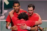  ?? ?? L’abbraccio e il rovescio A sinistra l’abbraccio tra Felix Auger-Aliassime, 22 anni, Vasek Pospisil, 32, e il capitano del Canada Frank Dancevic. A destra Lorenzo Musetti, 20 anni, sconfitto ieri da Auger Aliassime in due set nel secondo singolare della semifinale di Coppa Davis a Malaga e battuto anche in semifinale