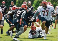  ?? NICK GRAHAM/ STAFF ?? New Bengals linebacker Preston Brown (52) prepares to take on offensive tackle Cordy Glenn during practice. Brown has been durable, not missing a game since joining the league in 2014.