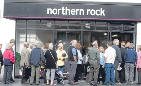  ?? Picture: Gordon Robbie. ?? Worried Dundee customers besieged Northern Rock’s branch on High Street in 2007, with many hoping to withdraw all their savings.