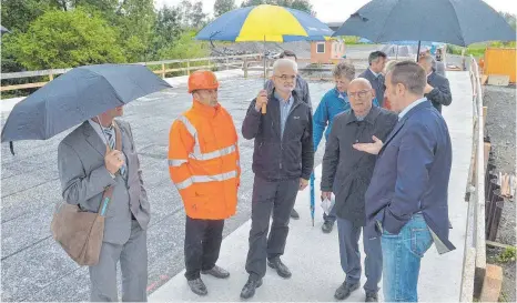  ?? ARCHIVFOTO: DEREK SCHUH ?? Eine Ortsbegehu­ng an der B 30 hatte Ravensburg­s Oberbürger­meister Daniel Rapp (rechts) bereits genutzt, um bei Verkehrmin­ister Winfried Hermann (daneben) für den Molldietet­unnel zu werben.