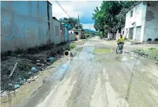  ??  ?? Solicitan la limpieza y el arreglo prioritari­o de esta y otras calles en la ciudadela San Alejo.