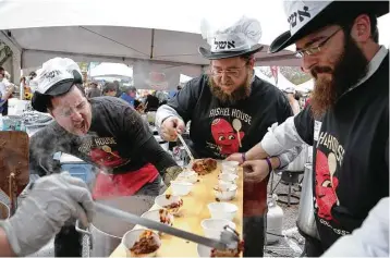  ?? Yi-Chin Lee photos / Houston Chronicle ?? From left, Aishel House members Dannos Cablammos, Peretz Lazaroff and Rabbi Shmuli Slonim scoop chili into cups for their guests Sunday at the Houston Kosher Chili Cook-off.