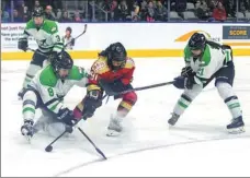  ?? ZOU ZHENG / XINHUA ?? Chinese and Canadian teams compete in a Canadian Women’s Hockey League match in Toronto.