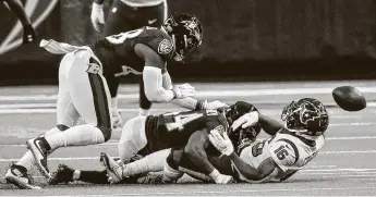  ?? Jon Shapley / Staff photograph­er ?? Texans wide receiver Keke Coutee’s fumble was returned for a TD by inside linebacker L.J. Fort.