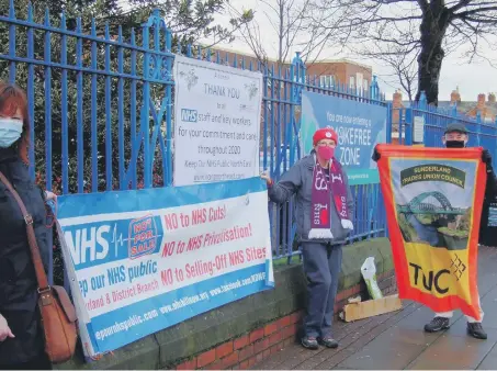  ??  ?? ‘Thank you’ signs unveiled by the Sunderland branch of the Keep Our NHS Public campaign at Sunderland Royal Hospital.