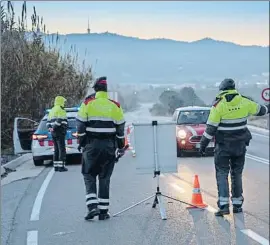  ?? MANÉ ESPINOSA / ARXIU ?? Control dels Mossos en una carretera a prop de Barcelona