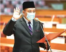  ?? — Bernama photo ?? Hajiji takes his oath as Sulaman assemblyma­n.