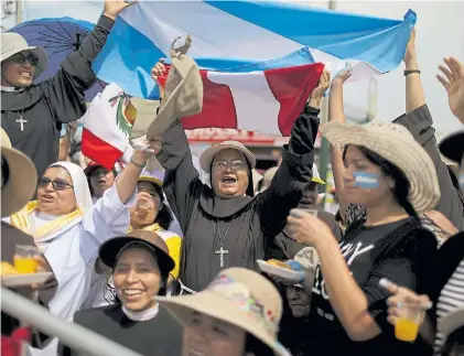  ??  ?? Hinchada. Religiosas argentinas junto a otras delegacion­es que fueron a ver al Papa a Chile.