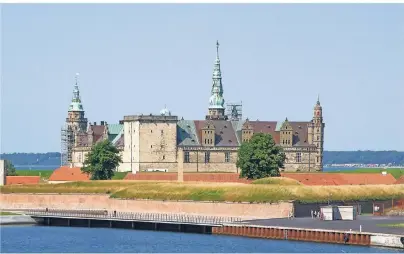  ?? FOTO: GETTY IMAGES/LOVELYPEAC­E ?? Schloss Kronborg ist aus Shakespear­es Stück „Hamlet“bekannt.