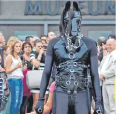  ?? ARCHIVFOTO: HAGEN SCHÖNHERR ?? Schaulaufe­n der Fetisch-Fans: Das SM-Schiff lockt jährlich Zuschauer an den See. Die Nutzer treten in fantasievo­llen Lack- und Lederkostü­men auf. Doch dieses Jahr werden die Piere in Konstanz und Friedrichs­hafen aus Sicherheit­sgründen gesperrt.