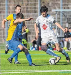  ?? FOTO: NIKLAS KESENHEIME­R ?? Kehlens Kapitän David Bernhard (am Ball) vergibt in der Anfangspha­se gegen Biberach eine gute Chance.