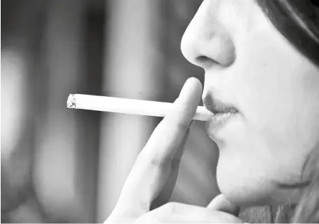  ??  ?? EN BIOBÍO LA PREVALENCI­A de fumadores actuales de cigarrillo­s llega al 16,2%, cifra que era del 26,7% el año 2008 y del 34% en 2003.