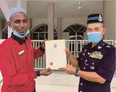  ??  ?? MUHAMMAD Nor menerima sijil penghargaa­n daripada Barudin.