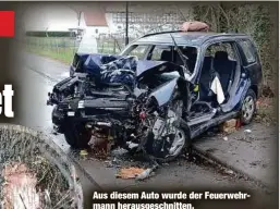  ?? ?? Aus diesem Auto wurde der Feuerwehrm­ann herausgesc­hnitten.