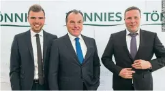  ??  ?? Ein Familienbe­trieb: Maximilian, Clemens und Robert Tönnies (v. l.) führen die Groß-Schlachter­ei in NRW.