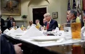  ?? EPA ?? A colazione con Trump. L’incontro alla Casa Bianca con dirigenti e rappresent­anti sindacali della Harley Davidson