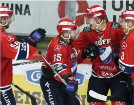  ?? NUKARI/LEHTIKUVA
FOTO: JUSSI ?? Anton Lundell (andra från höger) gjorde två mål mot Ässät.