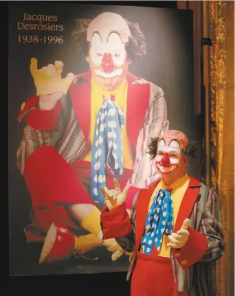  ?? VITAL PRODUCTION­S ?? Serge Desrosiers dans le costume de Patof, devant le portrait de son oncle Jacques, créateur du populaire clown
