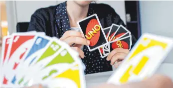  ?? FOTO: HAUKE-CHRISTIAN DITTRICH/DPA ?? Seit 50 Jahren gibt es das Kartenspie­l Uno, das fast jeder nach eigenen Sonderrege­ln spielt.
