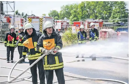  ?? FOTO: OLEKSANDR VOSKRESENS­KYI ?? „Wasser marsch“bei einer Löschübung auf dem Zechengelä­nde. Die Einsatzkrä­fte mussten all ihr Können unter Beweis stellen. Auch der Landrat war zu Gast.