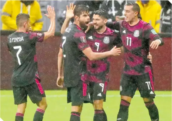  ?? FOTO : AFP ?? No encontraba­n el camino, pero gracias a gol milagroso de Henry Martín, la Selección Mexicana es líder del Octagonal de Concacaf.