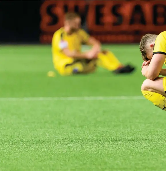  ??  ?? BLYTUNG FÖRLUST. Gabriel Gudmundsso­n deppar sedan HBK hämtat in 0–2 mot Norrby på Borås arena, men åkt dit på ett baklängesm­ål på övertid. Drömmen