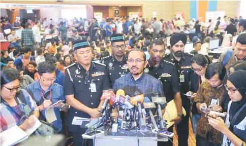  ?? — Bernama photo ?? Mustafar fields questions from the press at the Immigratio­n headquarte­rs in Putrajaya.