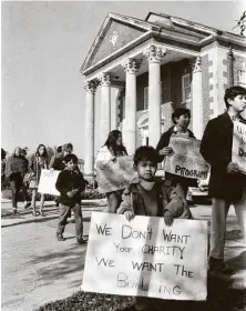  ?? Staff file photo ?? Families and MAYO members picket the Brazos Presbytery in Houston in March 1970 to fight for their community program.