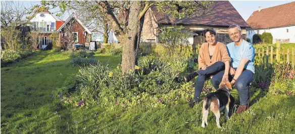  ?? FOTO: AXEL PRIES ?? Ausgleich auf einem Stück Natur mitten in Laupheim: Annette Rieger und Peter Fischer gut gelaunt mit Beagle „Monti“in ihrem Garten.