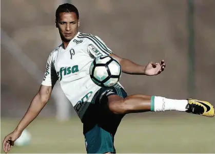  ?? Cesar Greco - 25.jul.17/Ag. Palmeiras/Divulgação ?? O atacante Deyverson deve receber nova oportunida­de no ataque palmeirens­e; jogador fez boa estreia na rodada passada do Brasileiro, quando o time alviverde conseguiu triunfar sobre o Sport, no Recife, por 2 a 0