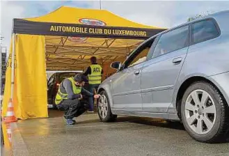  ?? Photo: C. ?? Le contrôle annuel des pneus et des batteries des véhicules au Grand-Duché est plus que jamais d'actualité pour les automobili­stes qui demeurent, pour la plupart, encore très assidus et prudents.