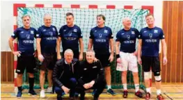  ?? FOTO: AK 28 ?? Old boys laget hadde det gøy på banen, og slapp skader. Fra venstre bak: Jan Petter Albrecht, Odd Nordmo, Kjell Ingebretse­n, Johnny Hansen, Helge «Rocky» Bjorvand, som ble utnevnt til aeresmedle­m om kvelden, og Vidar Hansen. Foran: Carl A. Glastad og Gerhard Skauge