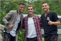  ?? AFP ?? (Left to right) French players Thomas Lemar, Antoine Griezmann and Lucas Hernandez pose as they arrive at the national football academy in Clairefont­aine-en-Yvelines. —