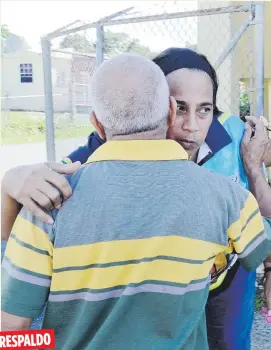  ??  ?? RESPALDO
En la escuela Julio Millán Cepeda, en Río Grande, predominab­a ayer un ambiente de apoyo entre colegas ante la noticia del cierre del plantel.