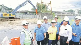  ??  ?? Abang Johari (left) and Masing (second left) with other VIPs at the site of the new Satok Suspension Bridge – Photos by Chimon Upon