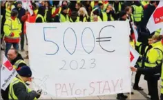  ?? ?? De strejkende skiltede med deres økonomiske krav ved Berlin Brandenbur­glufthavne­n onsdag.
Foto: Michele Tantussi/Reuters
