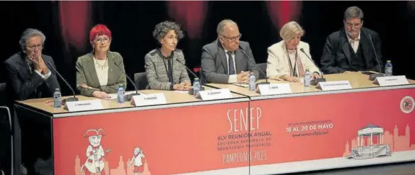  ?? ?? Jesús San Miguel, director médico de la CUN; Santos Induráin, consejera de Salud; Ana Camacho, presidenta saliente de la SENEP; Enrique Maya, alcalde de Pamplona; Rocío Sánchez-carpintero, próxima presidenta de la SENEP; y Alfredo Martínez, gerente del HUN, ayer en Baluarte.