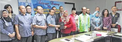  ??  ?? PENGERUSI Kopeks Hajah Maznah Haji Abdul Ghan (tengah) bersama barisan anggota Lembaga Pengarah Kopeks menyampaik­an cendera kenangan kepada Mat Deris (enam dari kiri).