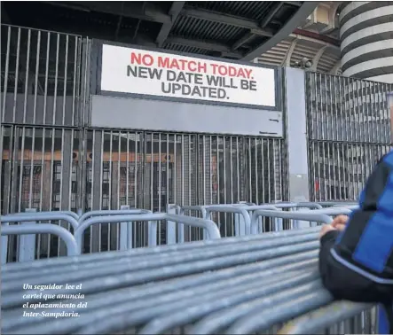  ??  ?? Un seguidor lee el cartel que anuncia el aplazamien­to del Inter-Sampdoria.