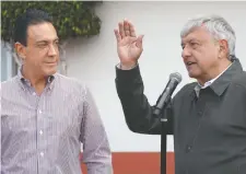  ??  ?? Con el gobernador Omar Fayad (PRI), Andrés Manuel López Obrador acordó invertir 10 mil millones de pesos para la refinería Bicentenar­io, en Tula.