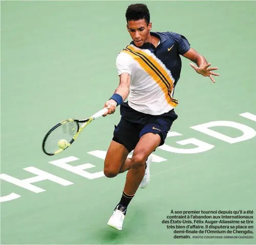  ?? PHOTO COURTOISIE OMNIUM CHENGDU ?? À son premier tournoi depuis qu’il a été contraint à l’abandon aux Internatio­naux des États-Unis, Félix Auger-Aliassime se tire très bien d’affaire. Il disputera sa place en demi-finale de l’Omnium de Chengdu, demain.