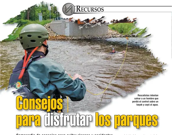  ??  ?? Rescatista­s intentan salvar a un hombre que perdió el control sobre un kayak y cayó al agua.