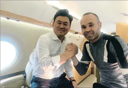  ?? TWITTER ?? Hiroshi Mikitani junto a Andrés Iniesta, que juega en el Vissel Kobe, propiedad del fundador de Rakuten