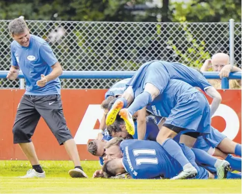  ??  ?? Völlig losgelöst feiern die Königsblau­en ihren Sieg-Torschütze­n Sven Seibold. Auch Trainer Oliver Schmid ist begeistert und augenschei­nlich nahe dran, sich selbst auf den Jubelturm zu werfen.