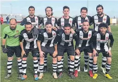  ?? R.F. // ?? A dalt l’onze inicial abans d’un partit, i al costat l’equip aplaudint l’afició, i David Oliet (tècnic) i Ivan Florensa (president) amb la samarreta blanc-i-negre