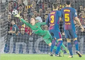  ?? FOTO: PERE PUNTÍ ?? Ter Stegen, un muro para la Juventus Se lució aquí tras un chut de De Sciglio