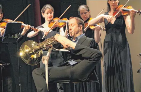  ?? FOTO: LISAMARIE HAAS ?? Ein Ausnahmeta­lent, das auf Weltniveau spielt: Felix Klieser, 31, in Göttingen geboren, spielt das Horn mit den Füßen.